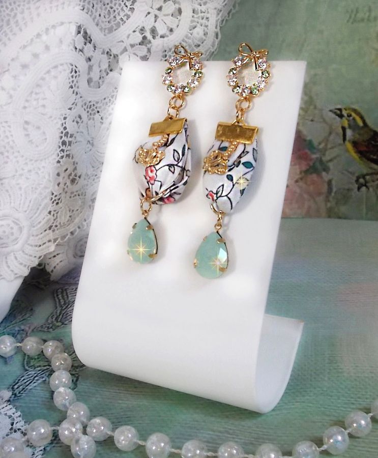 BO Liberty Blumen mit Opal Kristall-Cabochons; vergoldete Ohrringe und Accessoires