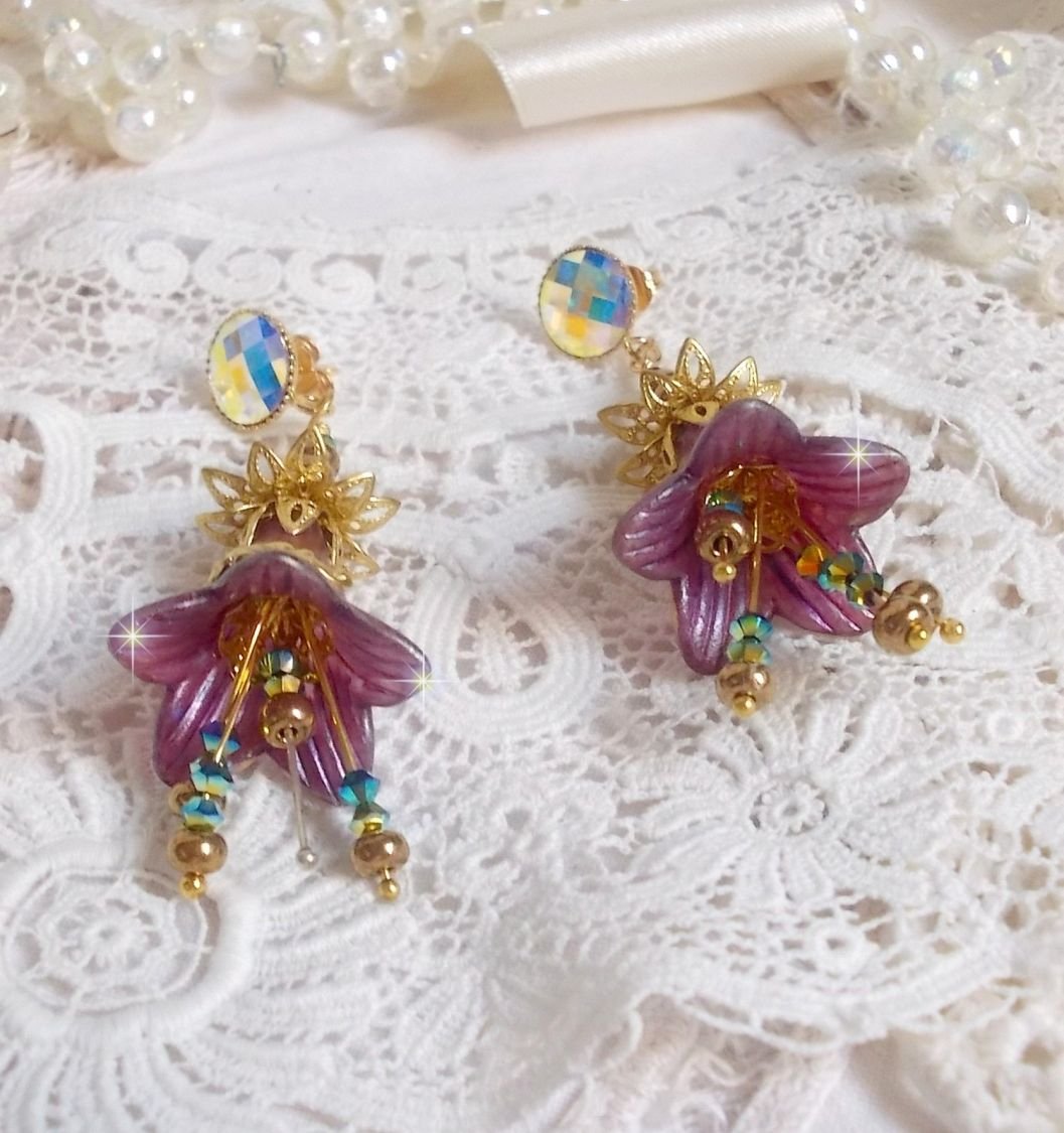 BO Lisière de Forêt Fleurie avec des cabochons en Cristal de Swarovski montés sur clous d’oreilles en Laiton. Les toupies illuminent les breloques dentelles, coupelles, cônes et perles