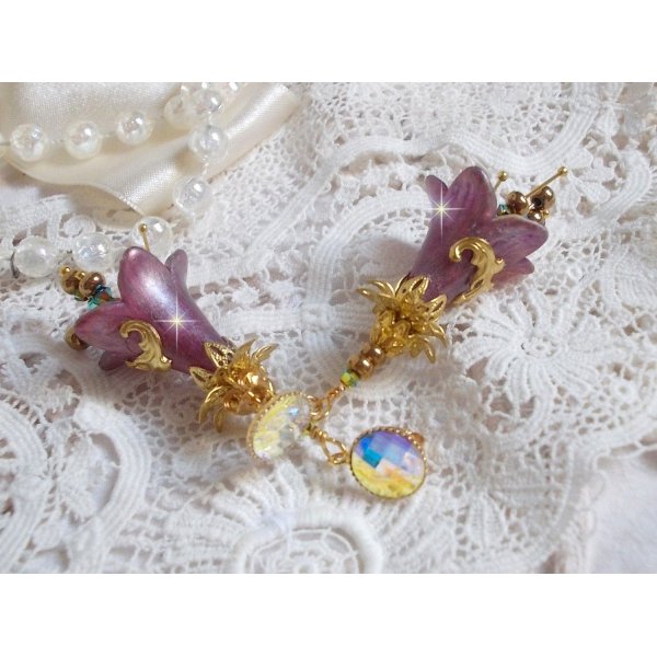 BO Lisi&egrave;re de For&ecirc;t Fleurie avec des cabochons en Cristal de Swarovski mont&eacute;s sur clous d&rsquo;oreilles en Laiton. Les toupies illuminent les breloques dentelles, coupelles, c&ocirc;nes et perles