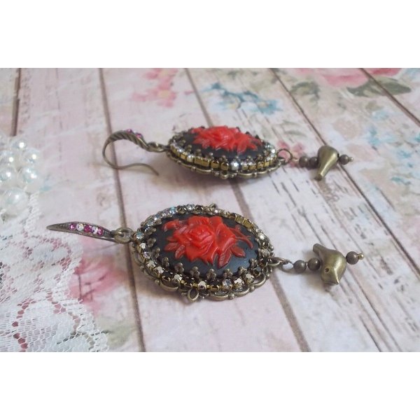 BO Loly Rosen geschaffen mit Harz Cabochons, eine Strass-Kristall-Kette mit bronzefarbenen Accessoires