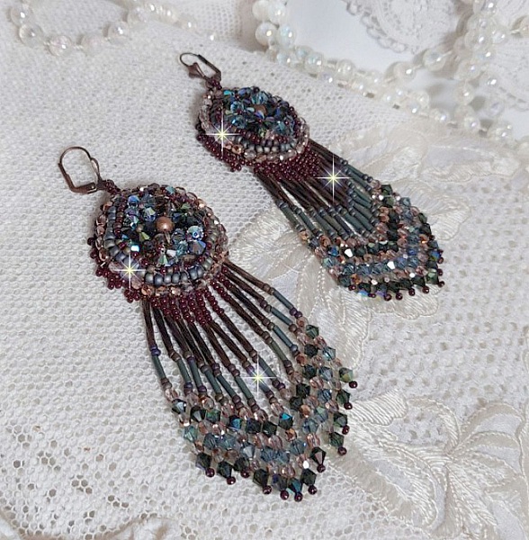 BO Long Brown Picasso bestickt mit Swarovski-Kristallen, Glasfacetten, Twist-Bugles und Rocailles