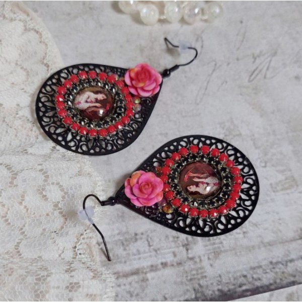 BO Look Coco kreiert mit Lupen-Cabochons, die eine Frau mit ihrem Papagei darstellen, filigranen Anh&auml;ngern in der Farbe Schwarz, Glas- und Harzperlen