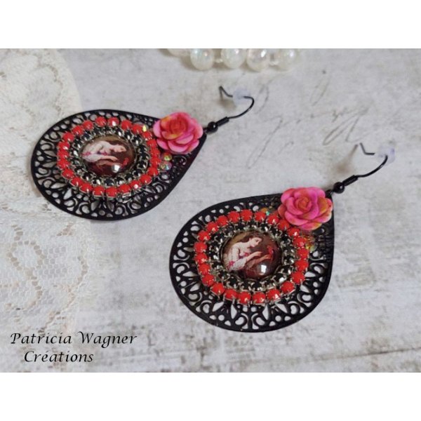 BO Look Coco kreiert mit Lupen-Cabochons, die eine Frau mit ihrem Papagei darstellen, filigranen Anh&auml;ngern in der Farbe Schwarz, Glas- und Harzperlen