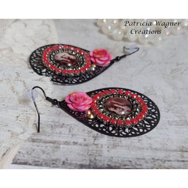 BO Look Coco kreiert mit Lupen-Cabochons, die eine Frau mit ihrem Papagei darstellen, filigranen Anh&auml;ngern in der Farbe Schwarz, Glas- und Harzperlen