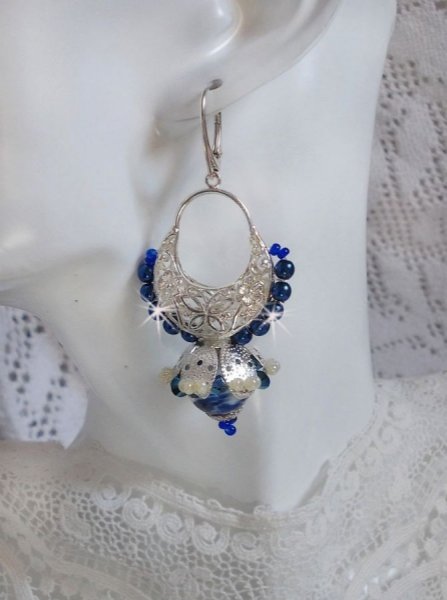 BO Lotusbl&uuml;ten mit Capriblau/wei&szlig;en venezianischen Perlen und Halbmond-Kronleuchter-Steckern