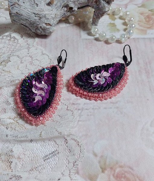 BO Louvre Festif brod&eacute;es avec des sequins, rocailles et dormeuses noires 