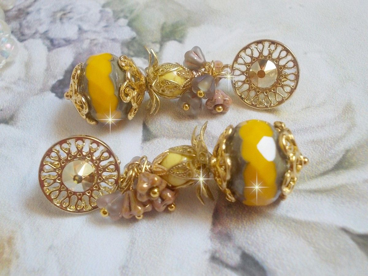 BO Lumière Opale Jaune avec des perles potirons jaunes à laquelle s’ajoute des fleurs, cabochons en cristal, coupelles et perles rondes. Montés sur clous d’oreilles en Métal. Un style moderne