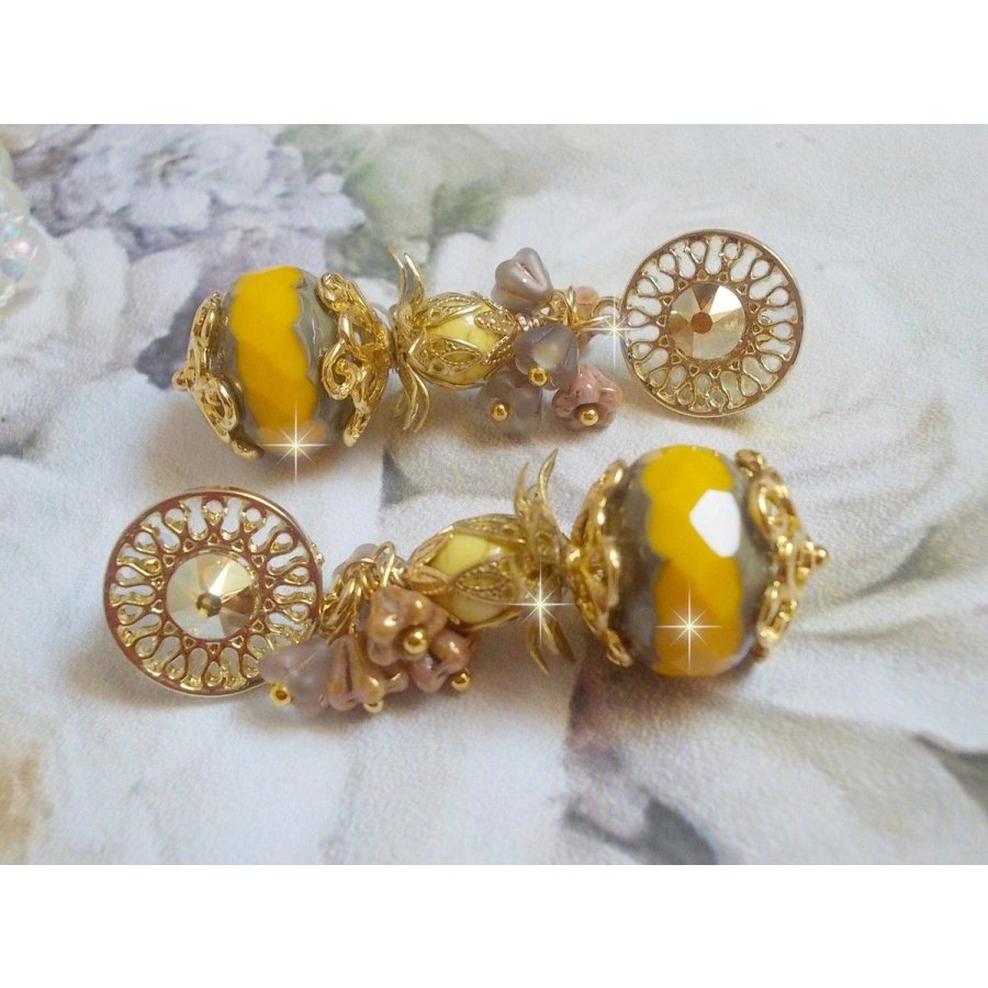 BO Lumière Opale Jaune avec des perles potirons jaunes à laquelle s’ajoute des fleurs, cabochons en cristal, coupelles et perles rondes. Montés sur clous d’oreilles en Métal. Un style moderne