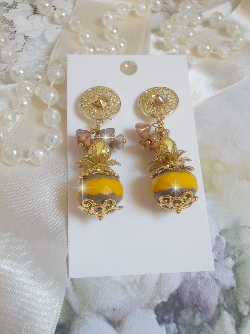 BO Lumière Opale Jaune avec des perles potirons jaunes à laquelle s’ajoute des fleurs, cabochons en cristal, coupelles et perles rondes. Montés sur clous d’oreilles en Métal. Un style moderne