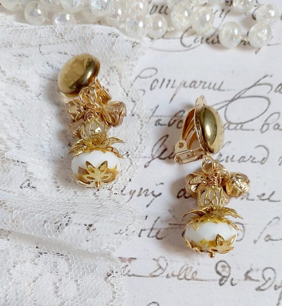  BO Lumi&egrave;re Opale White cr&eacute;&eacute;es avec perles verres, perles de gemme et clips en laiton dor&eacute;