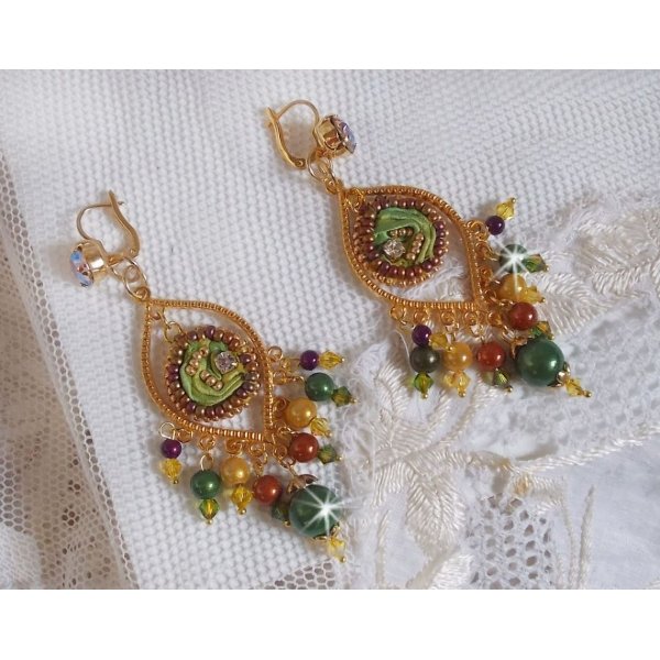 BO Venezianischer Mond bestickt mit cham&auml;leonfarbenem Seidenband, Swarovski-Kristallen und magischen Perlen