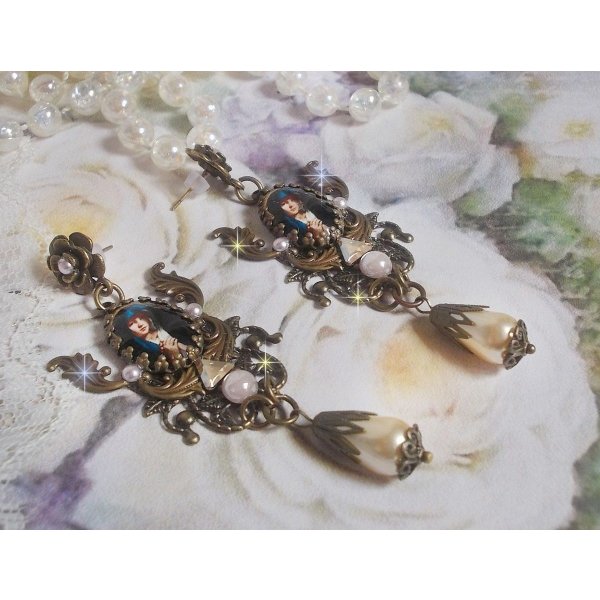 BO Madonna kreiert mit PureCrystal-Cabochons, Lupen-Cabochons, Wolkenstempeln und bronzefarbenen Accessoires