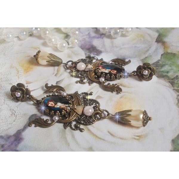 BO Madonna kreiert mit PureCrystal-Cabochons, Lupen-Cabochons, Wolkenstempeln und bronzefarbenen Accessoires