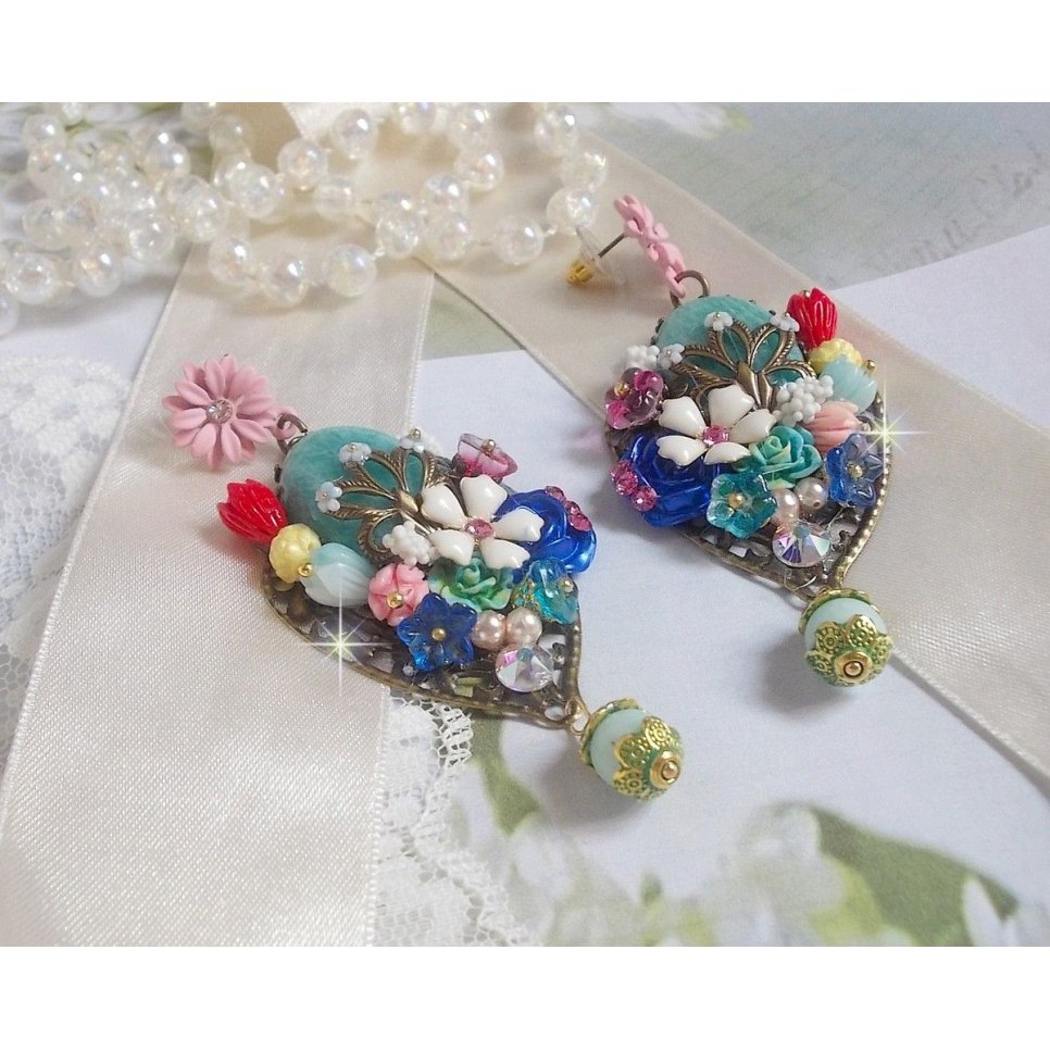 BO Majestueuses sur des estampes gouttes avec des cabochons aux fleurs vert, or, jaune, rouge, ivoire, cristal, rose et blanc. Les cristaux accompagnent l’ensemble des cabochons et perles en Amazonite