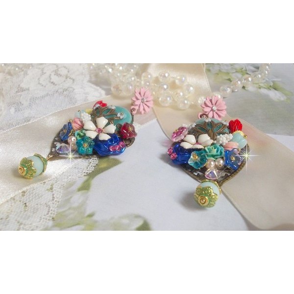 BO Majestueuses sur des estampes gouttes avec des cabochons aux fleurs vert, or, jaune, rouge, ivoire, cristal, rose et blanc. Les cristaux accompagnent l’ensemble des cabochons et perles en Amazonite