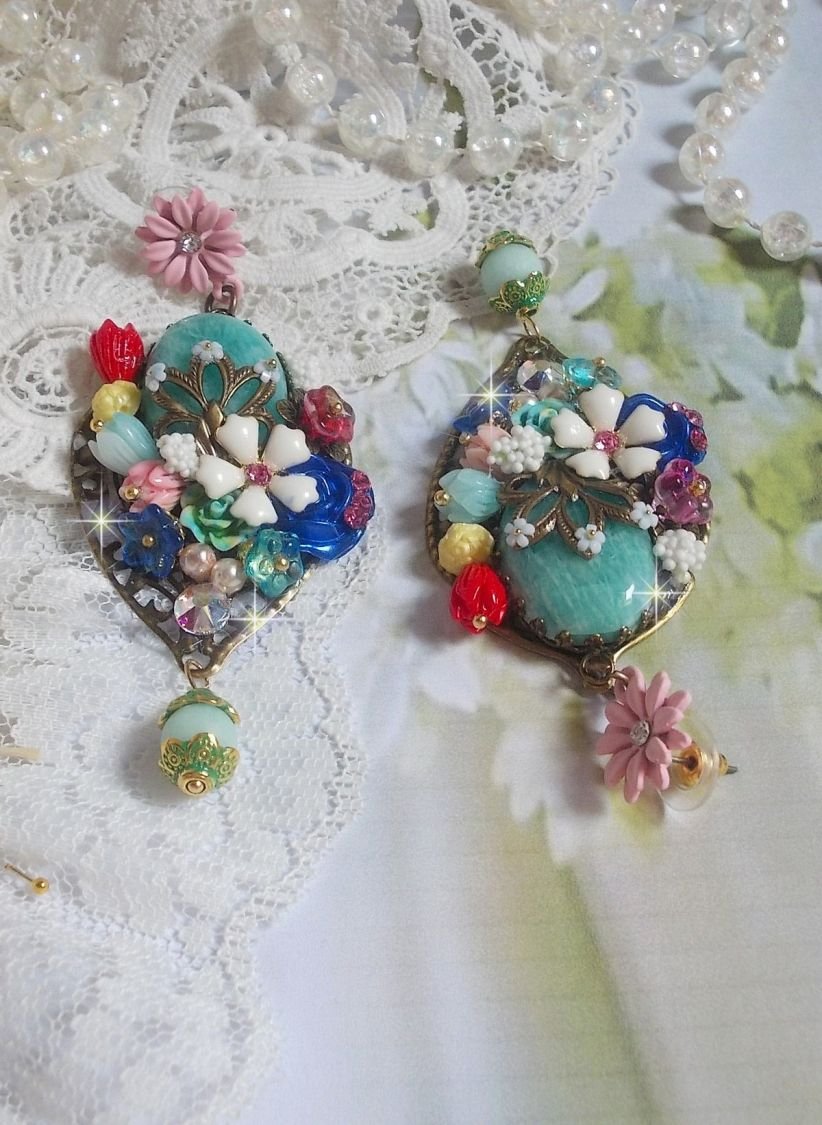 BO Majestueuses sur des estampes gouttes avec des cabochons aux fleurs vert, or, jaune, rouge, ivoire, cristal, rose et blanc. Les cristaux accompagnent l’ensemble des cabochons et perles en Amazonite