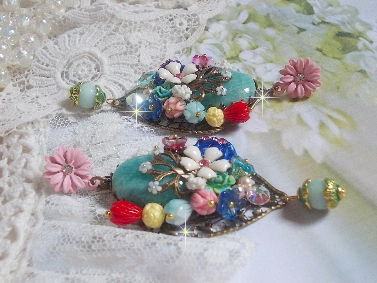 BO Majestueuses sur des estampes gouttes avec des cabochons aux fleurs vert, or, jaune, rouge, ivoire, cristal, rose et blanc. Les cristaux accompagnent l’ensemble des cabochons et perles en Amazonite