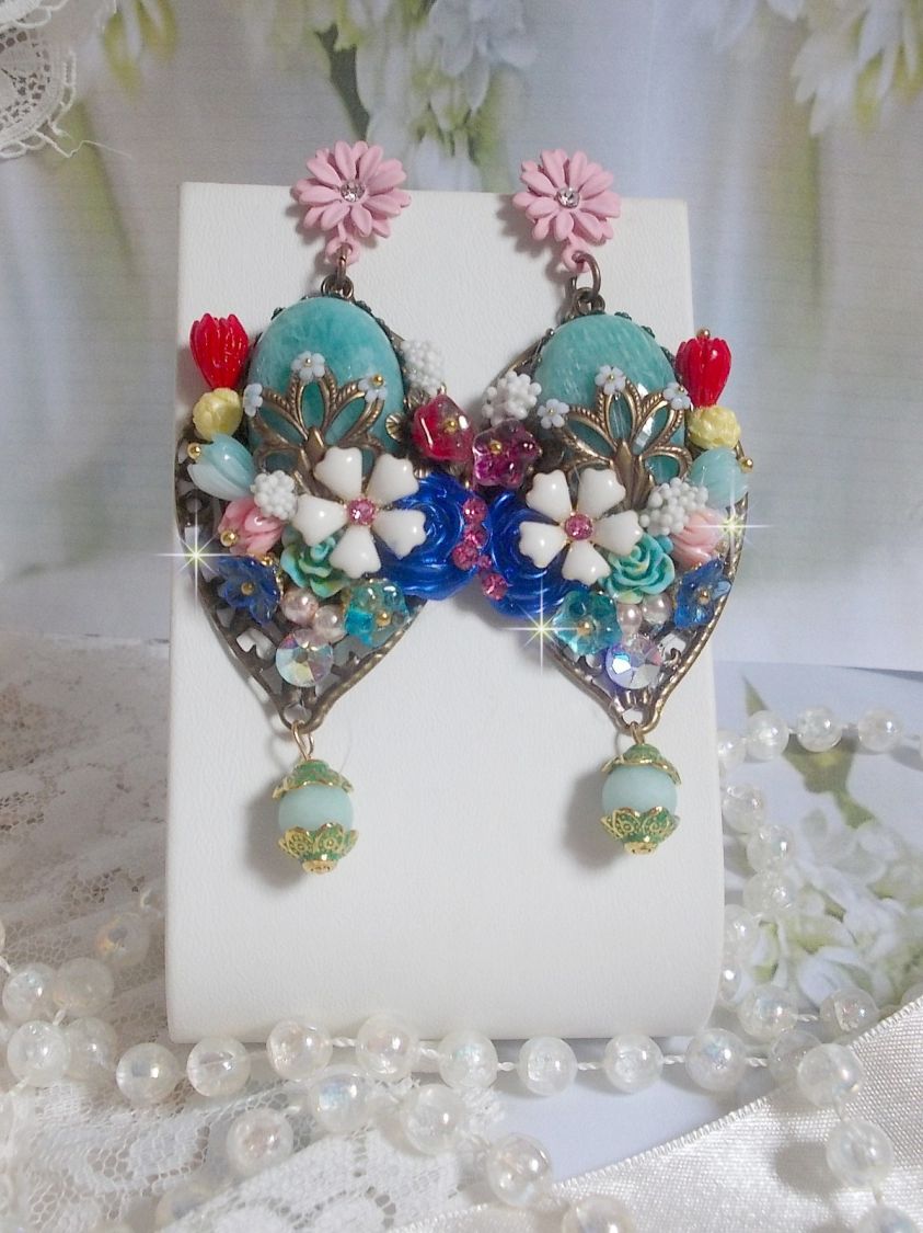 BO Majestueuses sur des estampes gouttes avec des cabochons aux fleurs vert, or, jaune, rouge, ivoire, cristal, rose et blanc. Les cristaux accompagnent l’ensemble des cabochons et perles en Amazonite