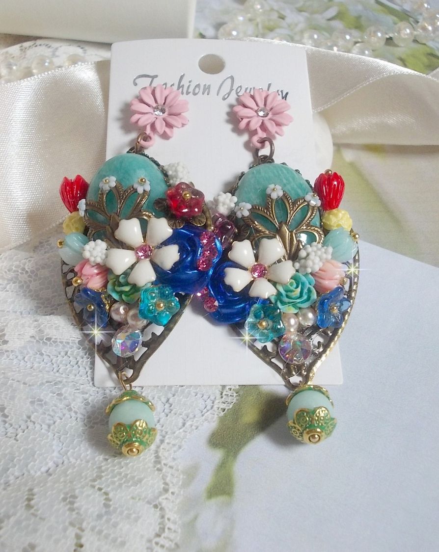 BO Majestueuses sur des estampes gouttes avec des cabochons, cristaux, fleurs clochettes, cabochons en résine, perles en verre et perles en Amazonite