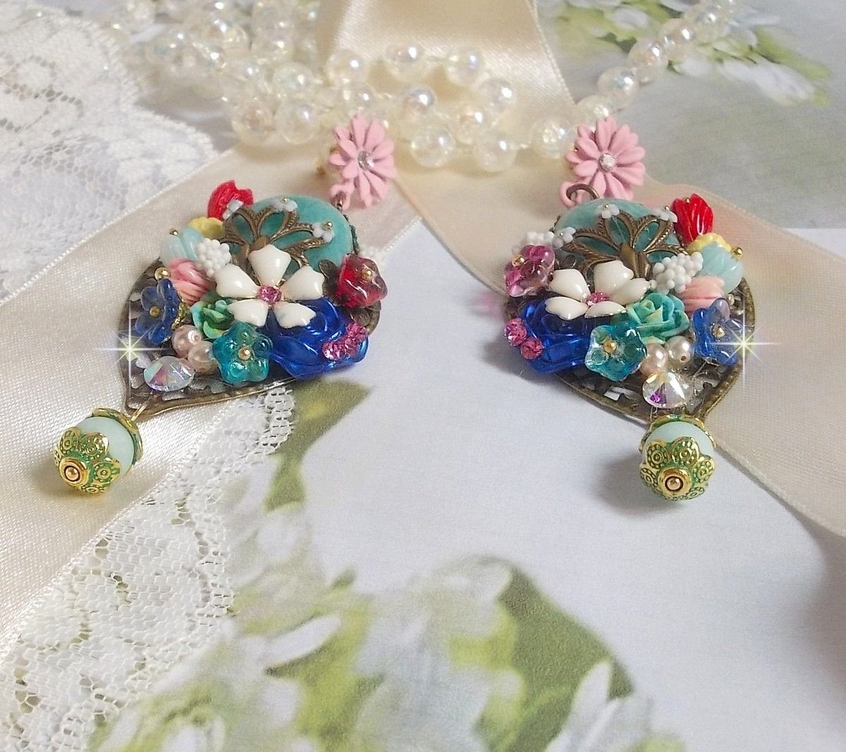 BO Majestueuses sur des estampes gouttes avec des cabochons, cristaux, fleurs clochettes, cabochons en résine, perles en verre et perles en Amazonite