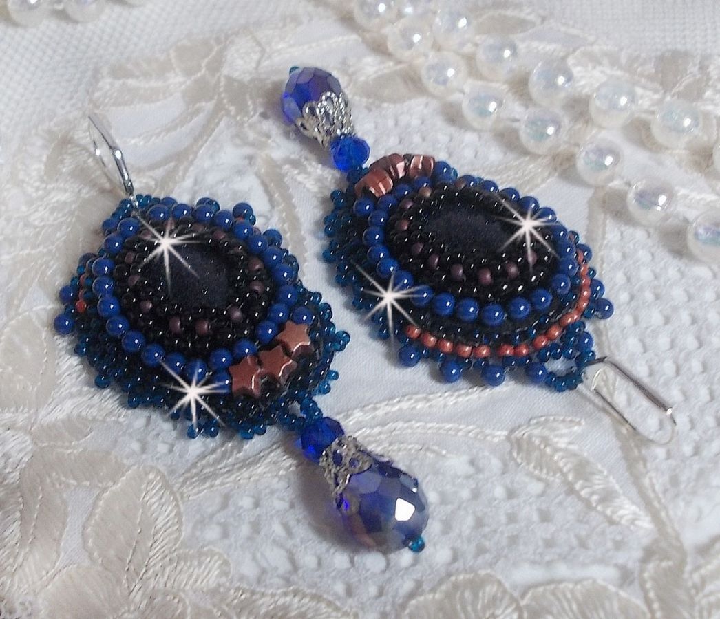 BO Die Malediven bestickt mit glitzernden Harzcabochons, runden Perlmuttperlen von Swarovski und Miyuki Rocailles