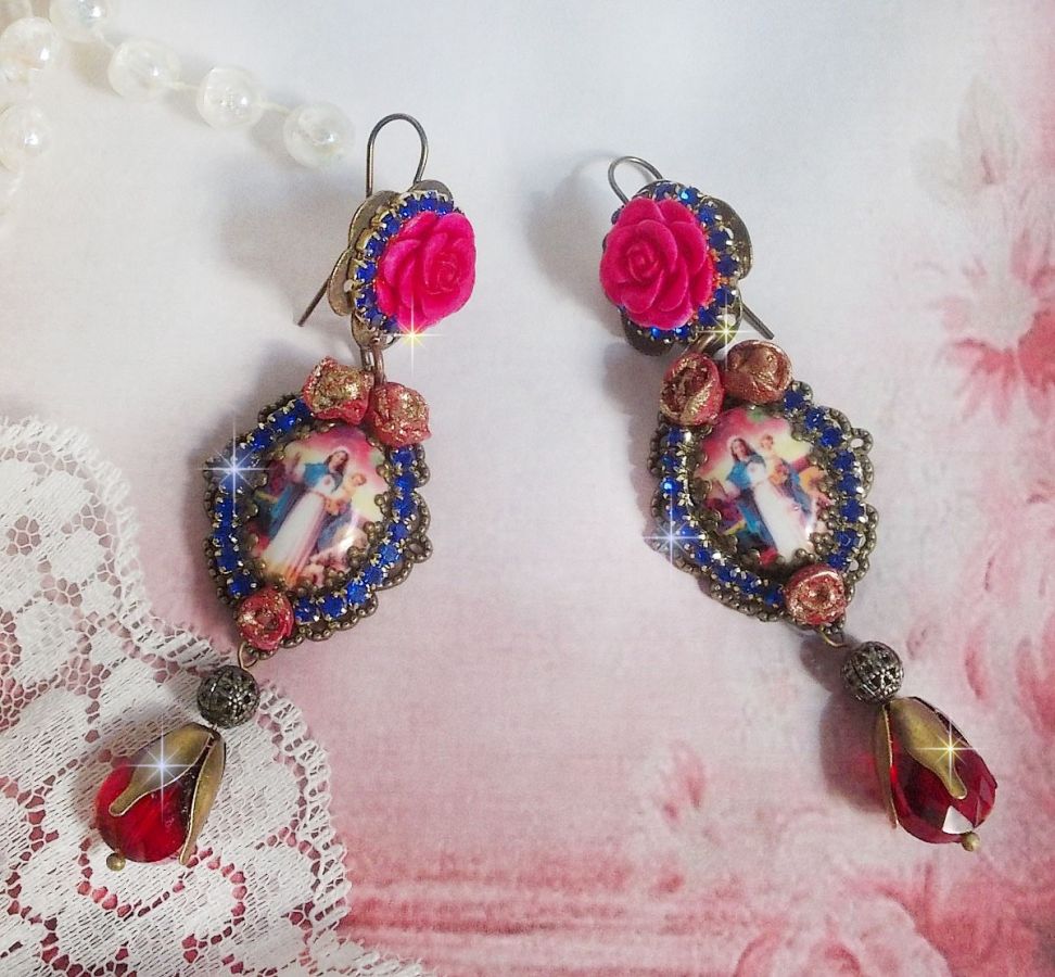 BO Maria und Jesus kreiert mit Harzcabochons, facettierten Birnen in der Farbe Rot und verschiedenen Accessoires