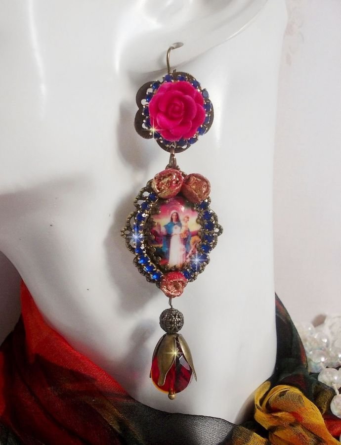 BO Maria und Jesus kreiert mit Harzcabochons, facettierten Birnen in der Farbe Rot und verschiedenen Accessoires