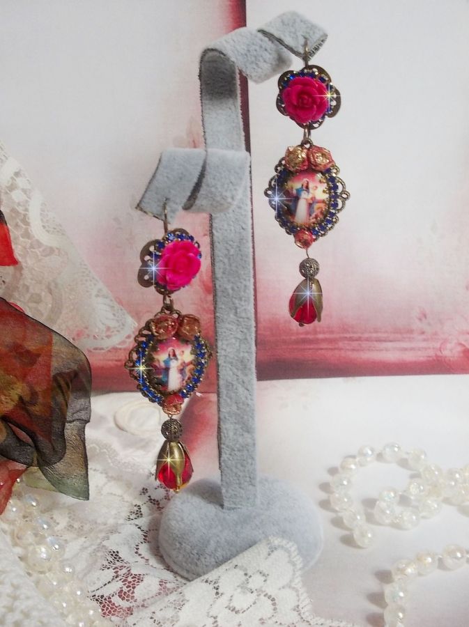 BO Maria und Jesus kreiert mit Harzcabochons, facettierten Birnen in der Farbe Rot und verschiedenen Accessoires