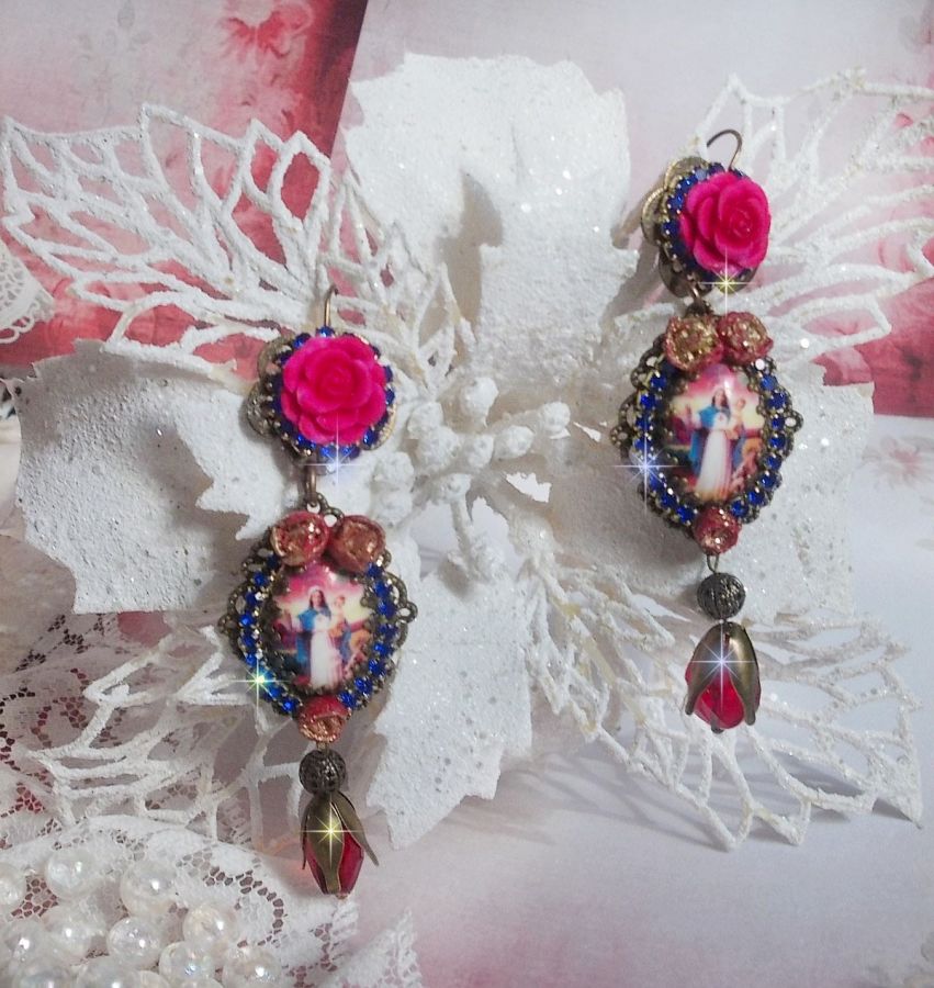 BO Maria und Jesus kreiert mit Harzcabochons, facettierten Birnen in der Farbe Rot und verschiedenen Accessoires