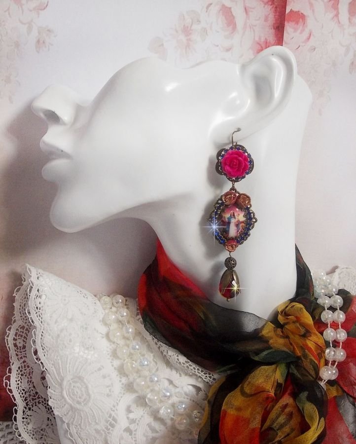 BO Maria und Jesus kreiert mit Harzcabochons, facettierten Birnen in der Farbe Rot und verschiedenen Accessoires