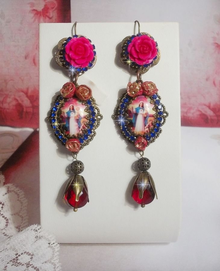 BO Maria und Jesus kreiert mit Harzcabochons, facettierten Birnen in der Farbe Rot und verschiedenen Accessoires