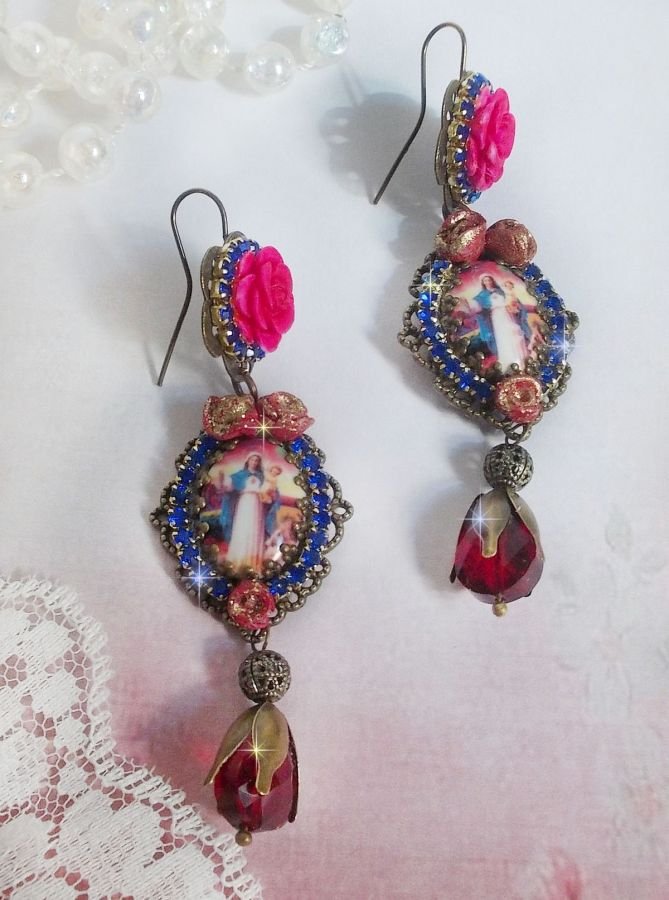 BO Maria und Jesus kreiert mit Harzcabochons, facettierten Birnen in der Farbe Rot und verschiedenen Accessoires