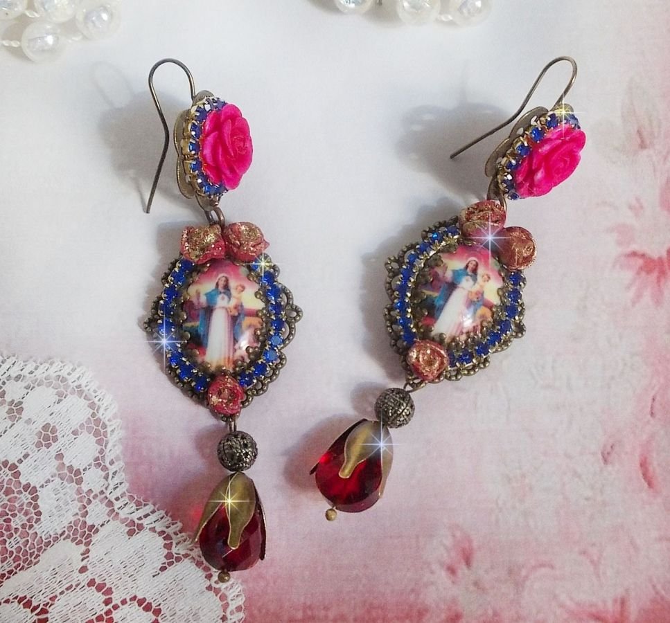 BO Maria und Jesus kreiert mit Harzcabochons, facettierten Birnen in der Farbe Rot und verschiedenen Accessoires