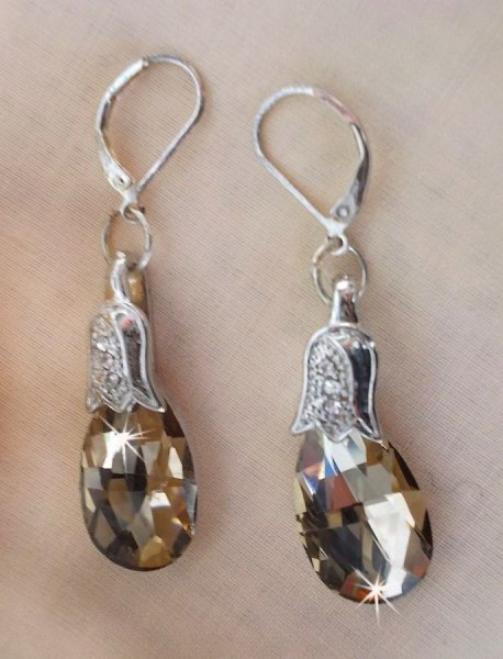 BO Merveilles Champagne kreiert mit versilberten Widdern aus kleinen Strasssteinen und flachen facettierten Tropfen