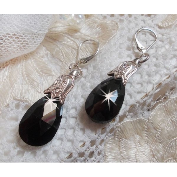 BO Merveilles Jet kreiert mit versilberten Widdern aus kleinen Strasssteinen und facettierten Tropfen