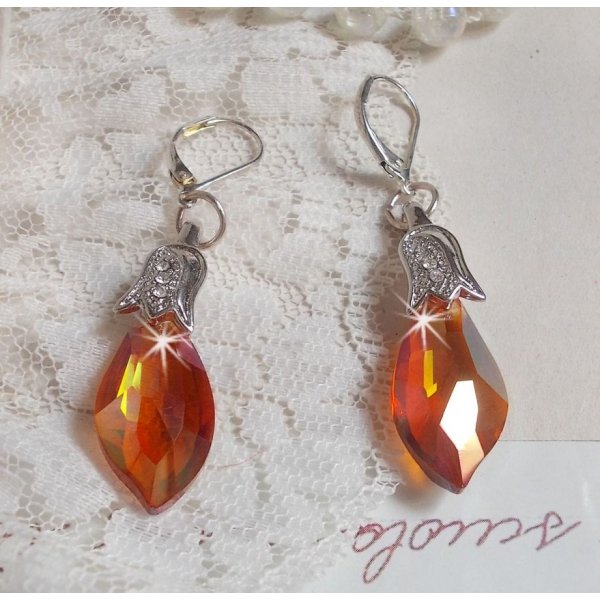 BO Merveilles Red Topaz avec des gouttes facett&eacute;es et des b&eacute;li&egrave;res gaufr&eacute;es de petit strass