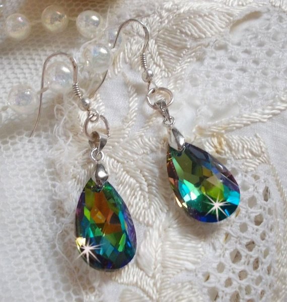 BO Merveilles Volcano avec des gouttes facett&eacute;es et des b&eacute;li&egrave;res gaufr&eacute;es de petit strass