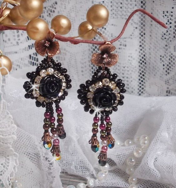 BO Midnight Daisy bestickt mit Perlmuttperlen, Swarovski-Kristallen, silbernen Crystal-Chatons und Miyuki-Rocailles