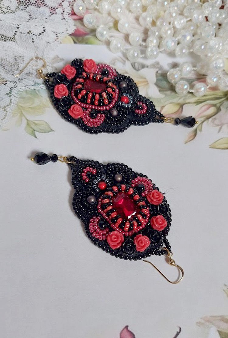 BO Midnight in Paris bestickt mit Swarovski-Kristallen, roten Rosen aus Kunstharz, Perlmuttperlen, Rocailles und Ohrhaken aus 14-karätigem Gold Filled