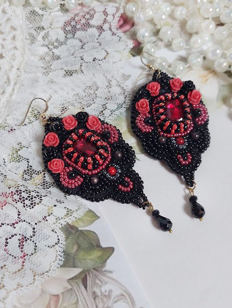 BO Midnight in Paris bestickt mit Swarovski-Kristallen, roten Rosen aus Kunstharz, Perlmuttperlen, Rocailles und Ohrhaken aus 14-karätigem Gold Filled