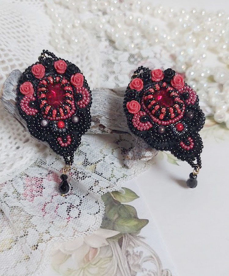 BO Midnight in Paris bestickt mit Swarovski-Kristallen, roten Rosen aus Kunstharz, Perlmuttperlen, Rocailles und Ohrhaken aus 14-karätigem Gold Filled