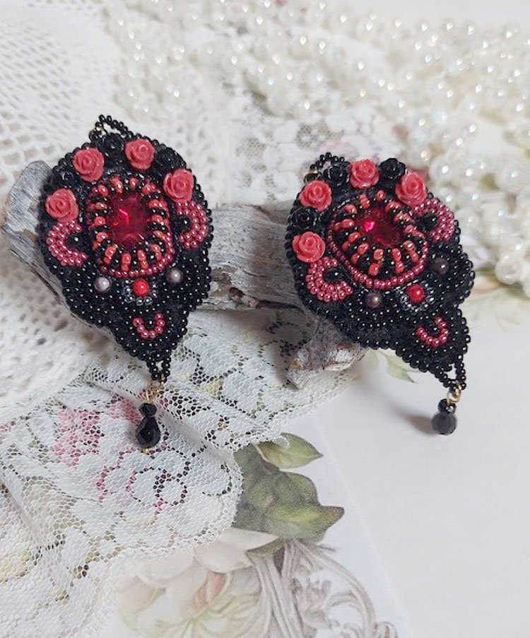BO Midnight in Paris bestickt mit Swarovski-Kristallen, roten Rosen aus Kunstharz, Perlmuttperlen, Rocailles und Ohrhaken aus 14-karätigem Gold Filled