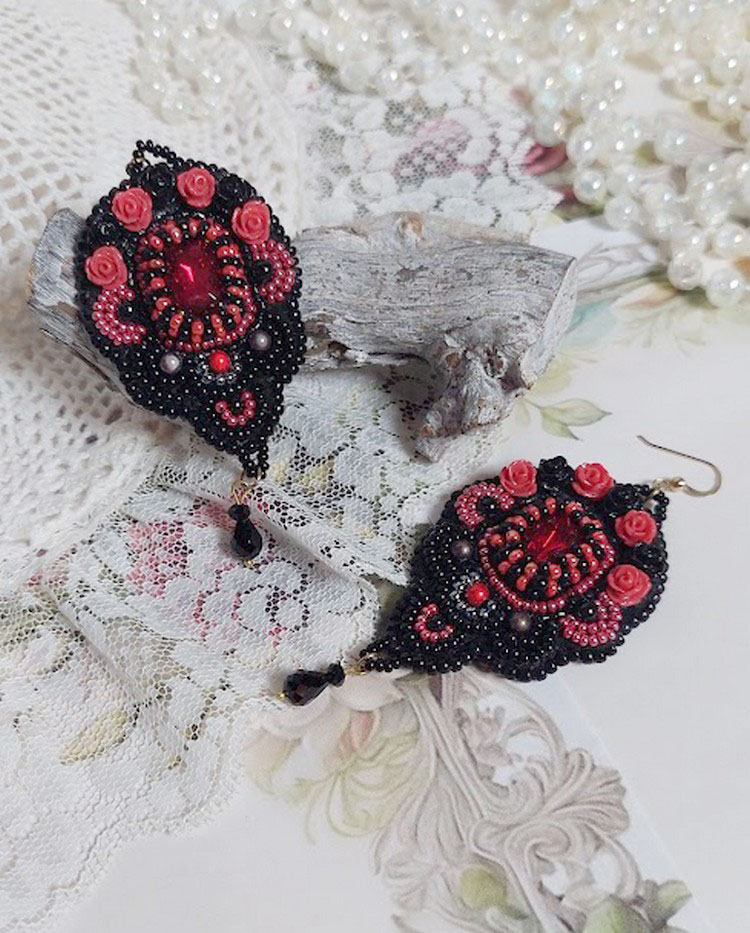 BO Midnight in Paris bestickt mit Swarovski-Kristallen, roten Rosen aus Kunstharz, Perlmuttperlen, Rocailles und Ohrhaken aus 14-karätigem Gold Filled