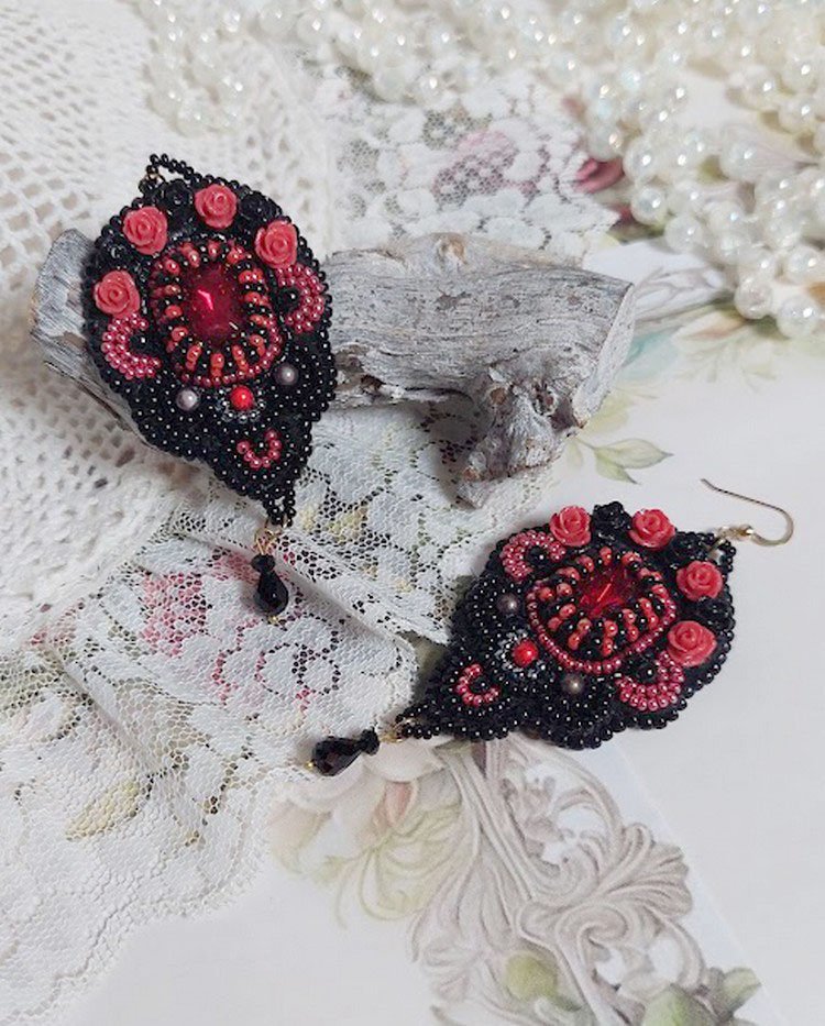 BO Midnight in Paris bestickt mit Swarovski-Kristallen, roten Rosen aus Kunstharz, Perlmuttperlen, Rocailles und Ohrhaken aus 14-karätigem Gold Filled