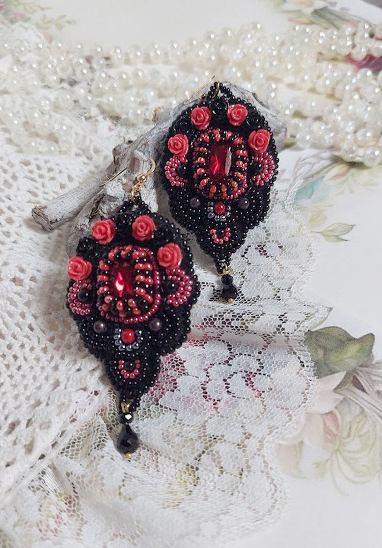 BO Midnight in Paris bestickt mit Swarovski-Kristallen, roten Rosen aus Kunstharz, Perlmuttperlen, Rocailles und Ohrhaken aus 14-karätigem Gold Filled