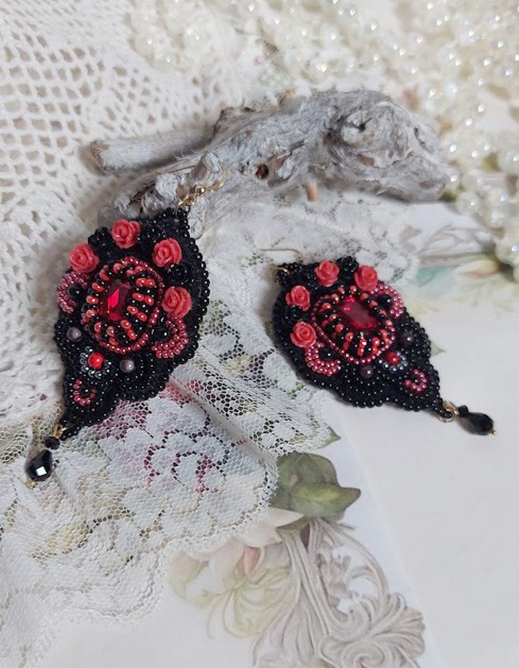 BO Midnight in Paris bestickt mit Swarovski-Kristallen, roten Rosen aus Kunstharz, Perlmuttperlen, Rocailles und Ohrhaken aus 14-karätigem Gold Filled