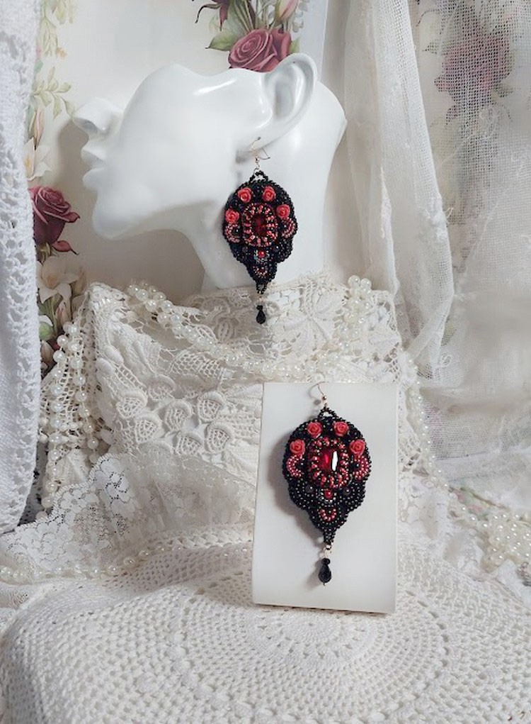 BO Midnight in Paris bestickt mit Swarovski-Kristallen, roten Rosen aus Kunstharz, Perlmuttperlen, Rocailles und Ohrhaken aus 14-karätigem Gold Filled