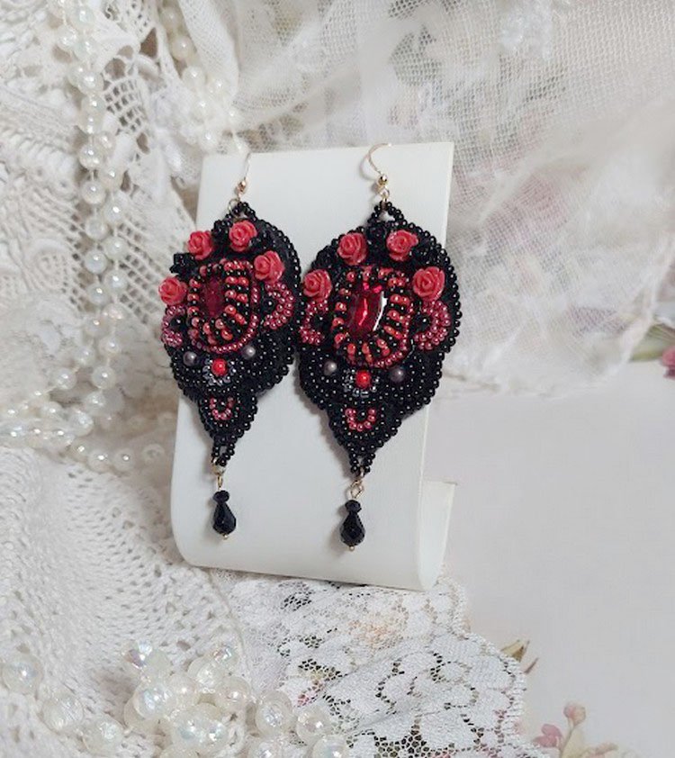 BO Midnight in Paris bestickt mit Swarovski-Kristallen, roten Rosen aus Kunstharz, Perlmuttperlen, Rocailles und Ohrhaken aus 14-karätigem Gold Filled