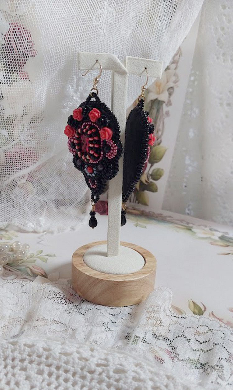 BO Midnight in Paris bestickt mit Swarovski-Kristallen, roten Rosen aus Kunstharz, Perlmuttperlen, Rocailles und Ohrhaken aus 14-karätigem Gold Filled