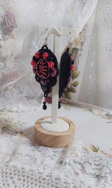 BO Midnight in Paris bestickt mit Swarovski-Kristallen, roten Rosen aus Kunstharz, Perlmuttperlen, Rocailles und Ohrhaken aus 14-kar&auml;tigem Gold Filled